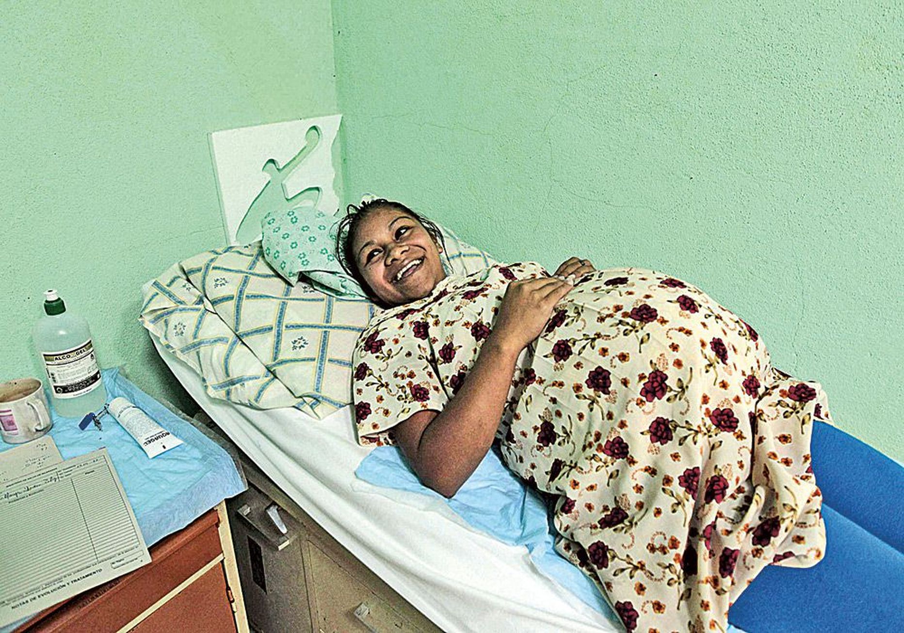 16-летняя жительница города Хинотега в Никарагуа Джессика Калеро в ожидании медицинского осмотра. На ее родине 16 процентов всех рожающих женщин составляют несовершеннолетние.