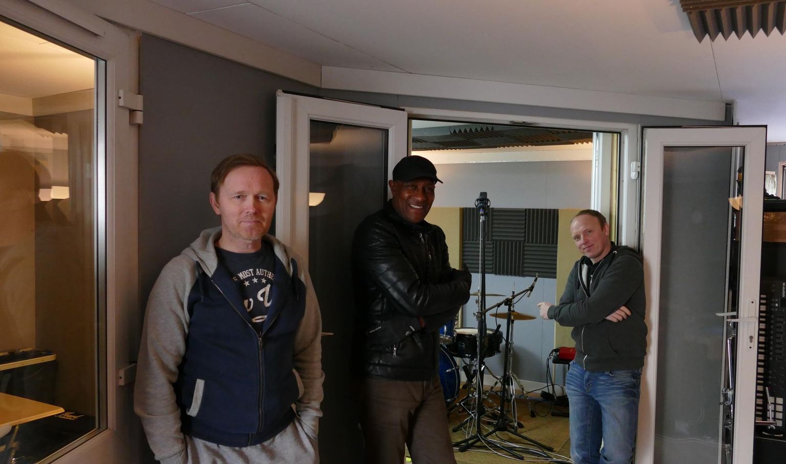 Ansambli Imagination trummar Errol Kennedy (keskel) koos eestlastest vendade Meelis (vasakul) ja Madis Mälgandiga möödunud aastal nende Londoni kodustuudios Mälgand Bros Records.
