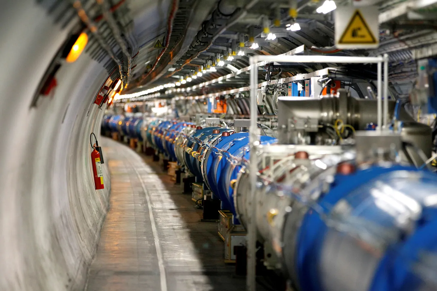 CERN-i osakeste kiirendi, mille andmete põhjal kahtlus osakeste olemasolust tekkis ja ka ümber lükatud sai.
