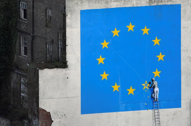 Tänavakunstnik Banksy seinajoonistus Briti sadamalinnas Doveris. Sellel viidatakse Ühendkuningriigi lahkumisele EList ehk brexitile