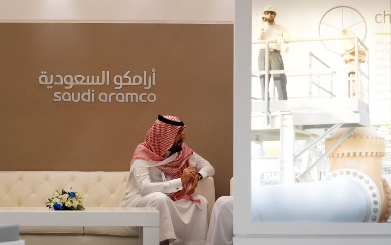 Saudi Aramco töötaja ettevõtte stendi ees 2016. aastal toimunud Lähis-Ida konverentsil Petrotech.