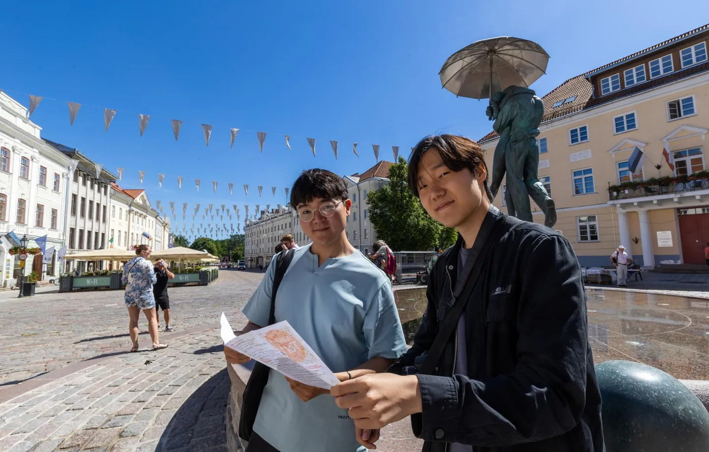 Lõuna-Korea tudengid Judong Park (vasakul) ja Juyeop Yee said Tartust esimest korda aimu ajalooraamatust Liivi sõja kohta lugedes. Huvi siinse ajaloo ja kultuuri vastu tõi korealased Emajõelinna uudistama. Kultuuripealinna avastasid nad siin kohapeal.