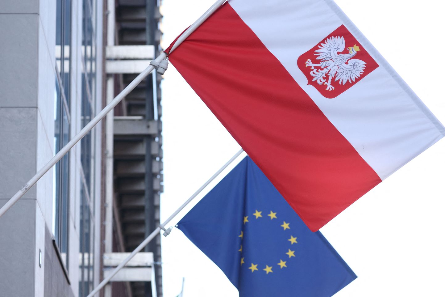 Poola ja Euroopa Liidu lipp Poola saatkonnal Brüsselis.