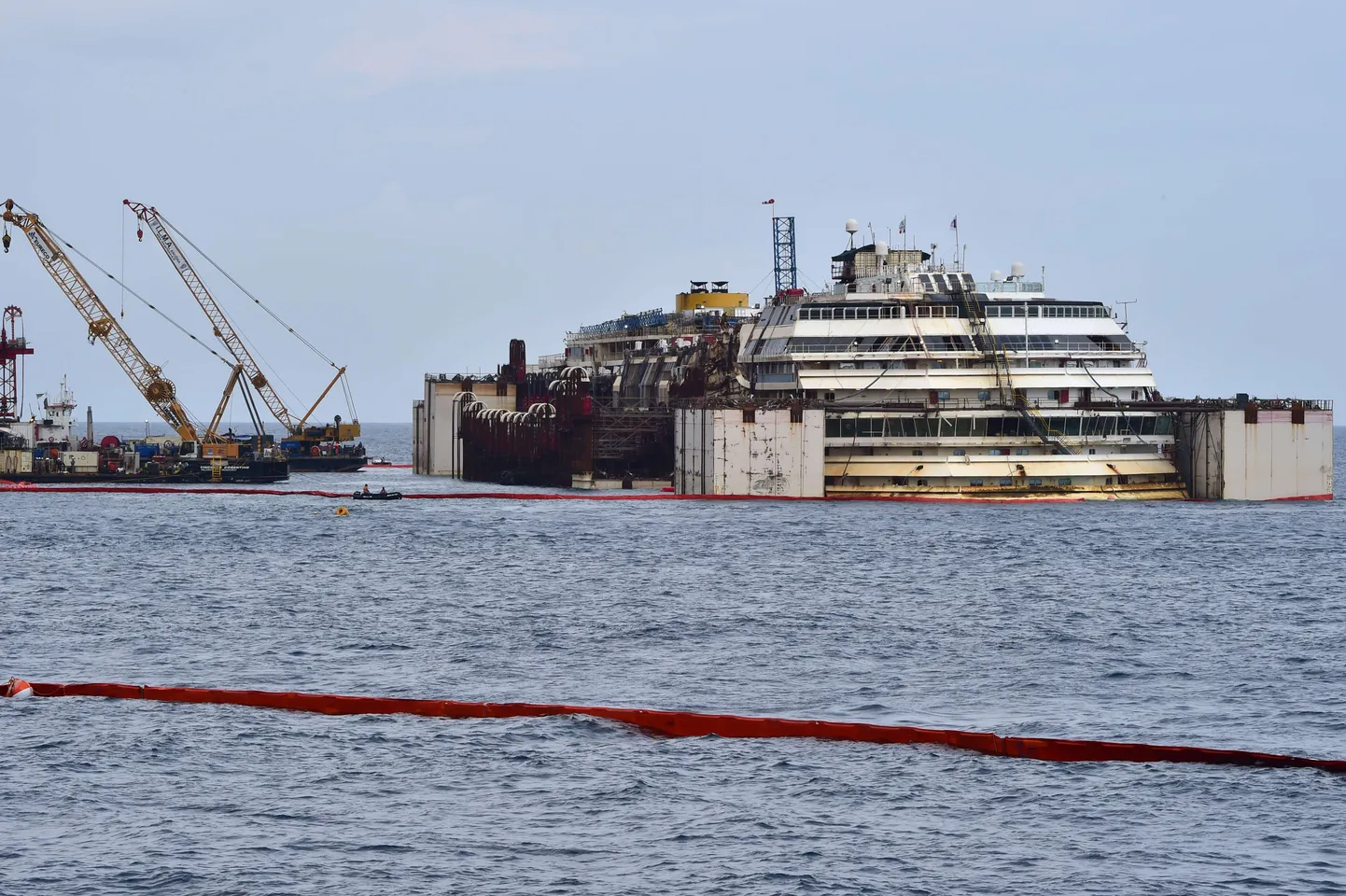 Costa Concordia vraki kergitamisele kulub ilmselt terve nädal.