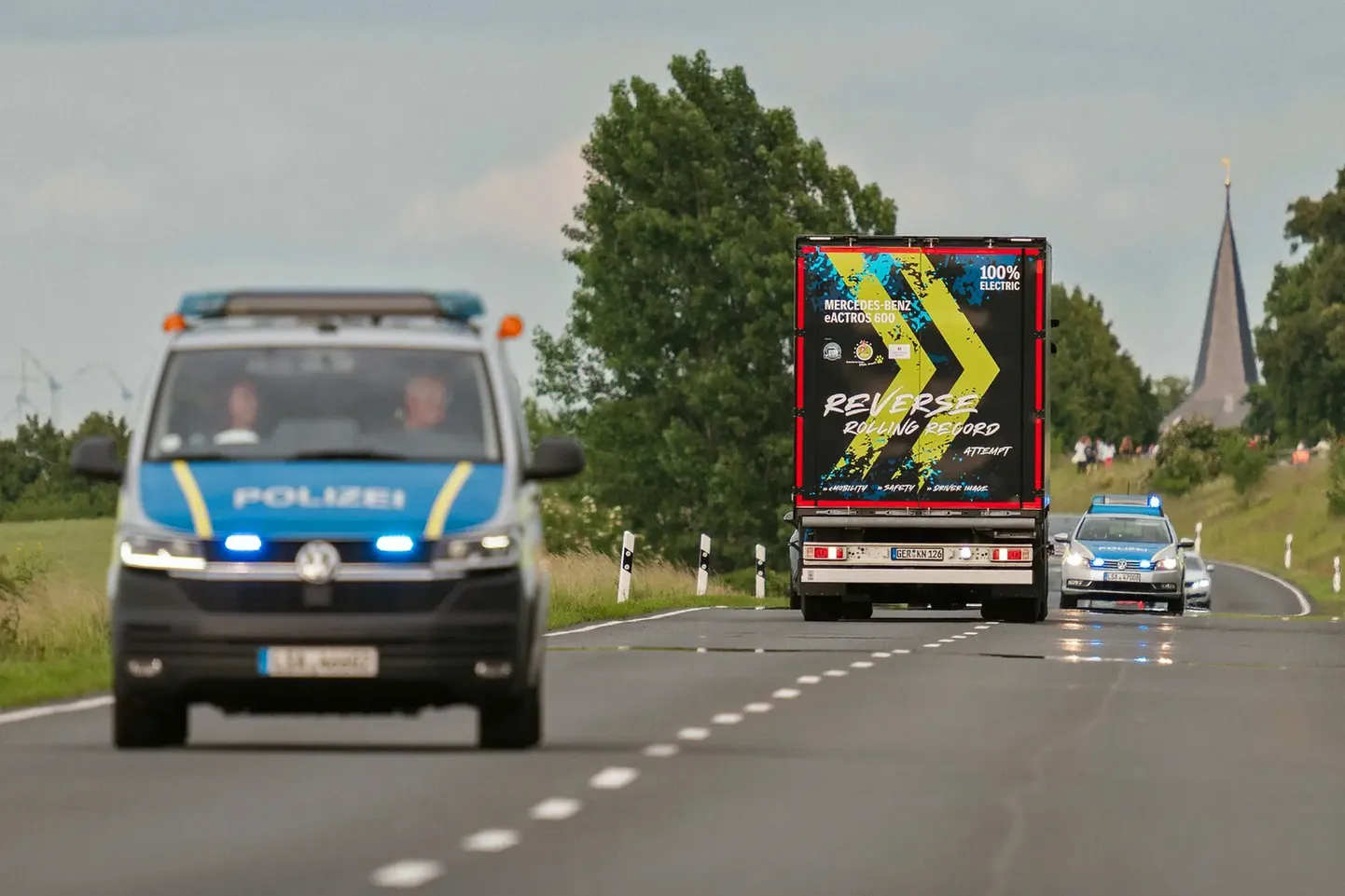 Mercedes-Benz Trucks püstitas Saksamaal uue Guinnessi maailmarekordi, kui nende elektriline raskeveok eActros 600 sõitis tagurpidi järjest 124,7 kilomeetrit.