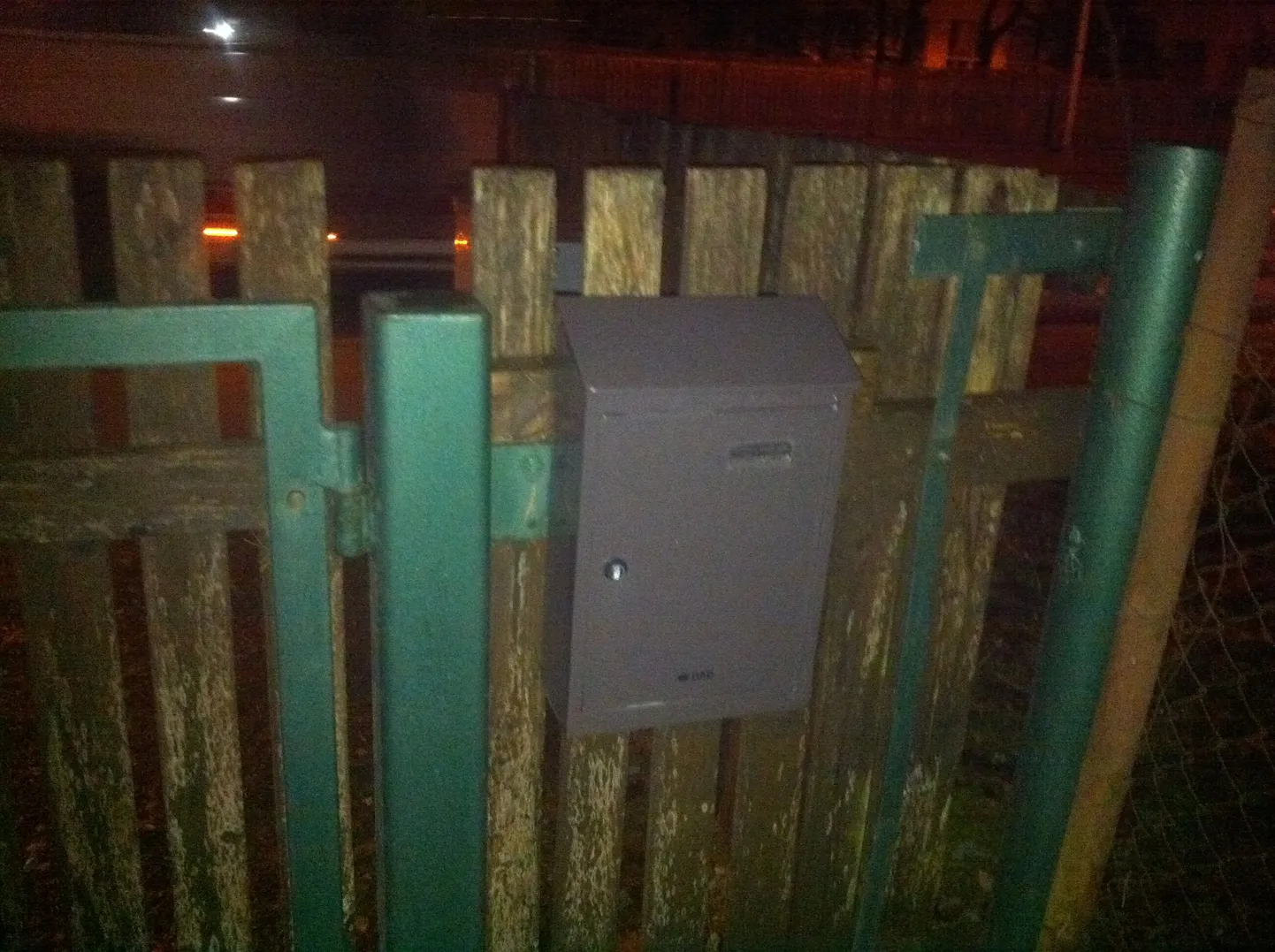 Kuigi postkast on värava siseküljel, käiakse sealt lehti näppamas.