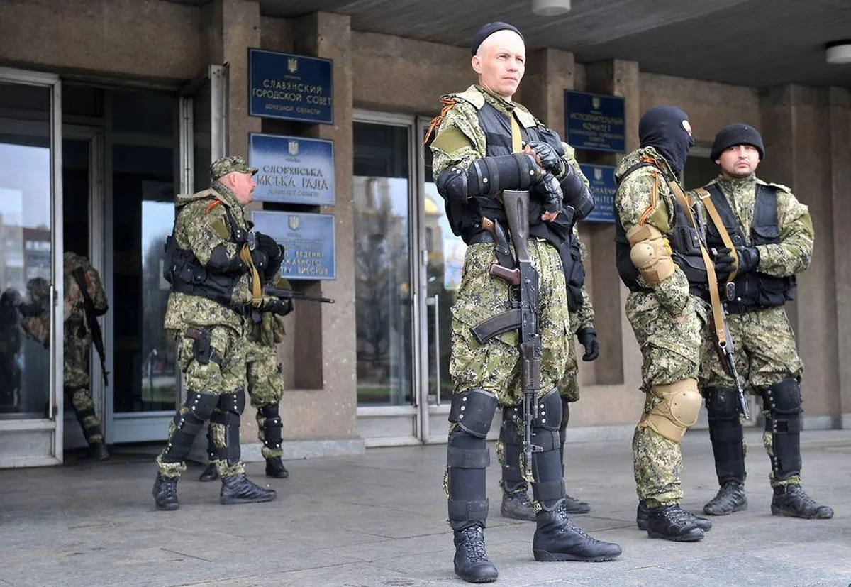 Вооруженные люди у администрации Славянска.