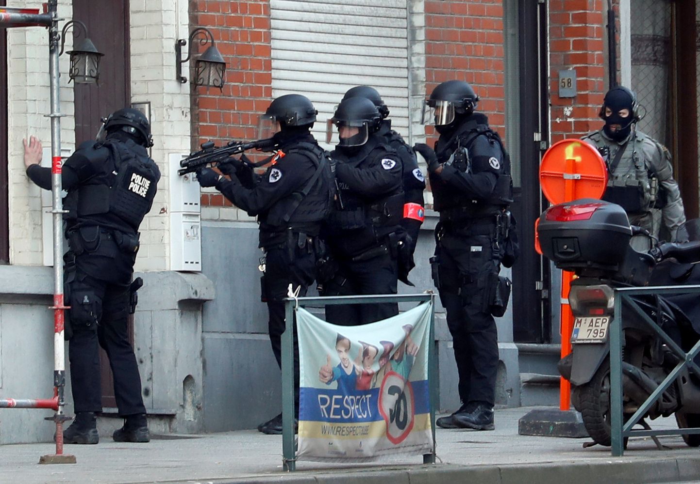 Belgia politsei eriüksus valmistumas majja sisenema. Foto on tehtud veebruaris läbi viidud operatsiooni käigus.