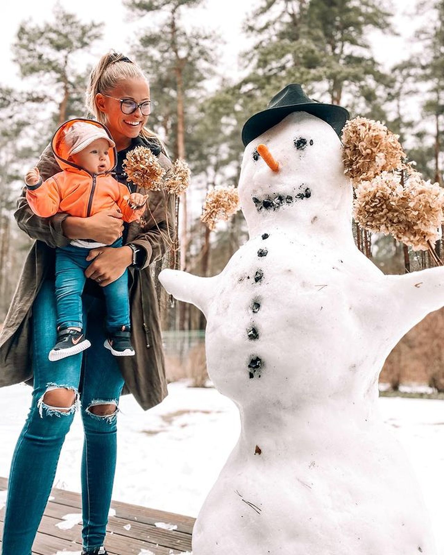 Riin Rehemaa koos lapse ja lumememmega