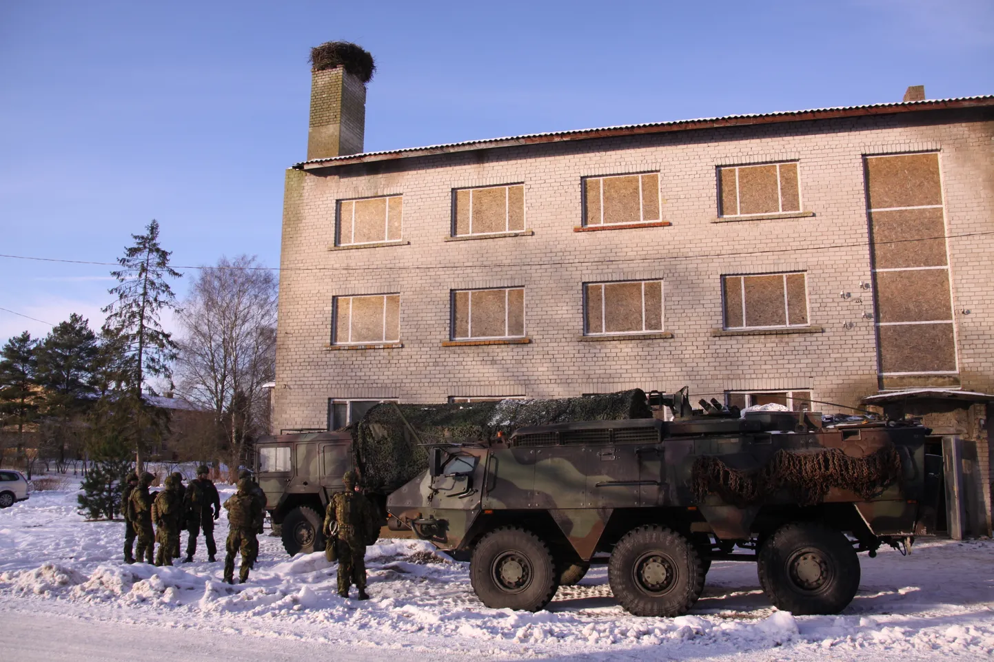 Nädal enne vana ühiselamu lammutaist harjutasid välismissiooniks valmistuvad sõdurid majas hoonestatud ala vallutamist.