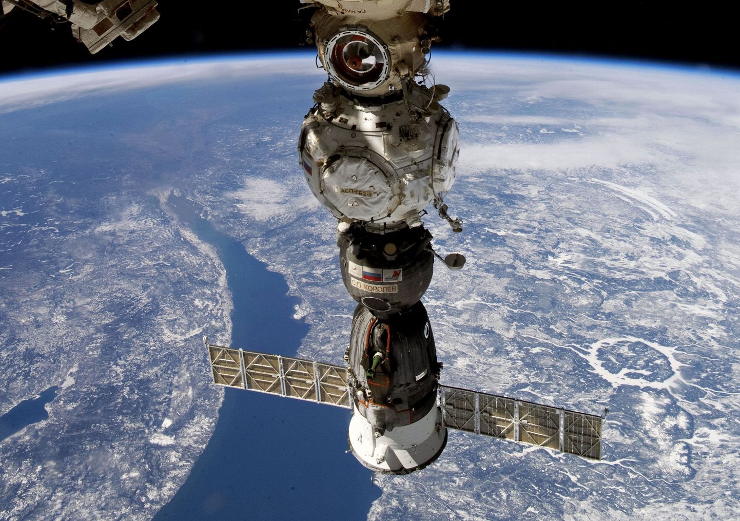 Rahvusvahelisest Kosmosejaama (ISS) Vene laskumiskapsel Sojuz MS-22, mis mullu detsembris väikse kosmosekiviga pihta sai ja sellest hakkas jahutusvedelikku lekkima. Kapsel toodi seejärel tänavu märtsis mehitamata tagasi Maale.