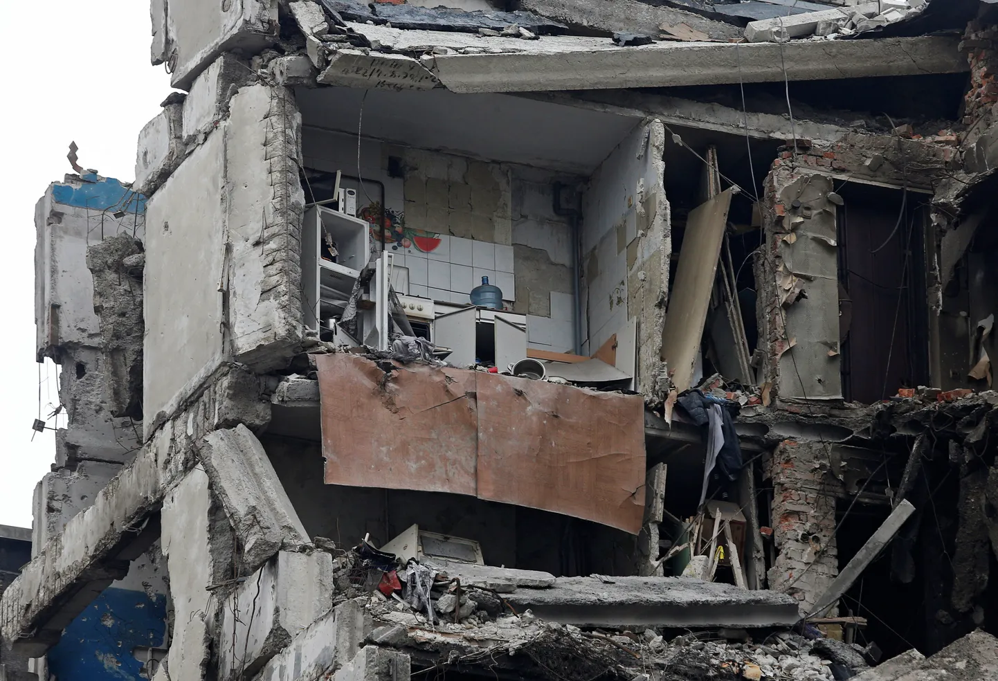 Attēlā redzama daudzdzīvokļu ēka, kas tika smagi bojāta Ukrainas un Krievijas konflikta laikā aplenktajā dienvidu ostas pilsētā Mariupolē, Ukrainā 2022. gada 27. martā.