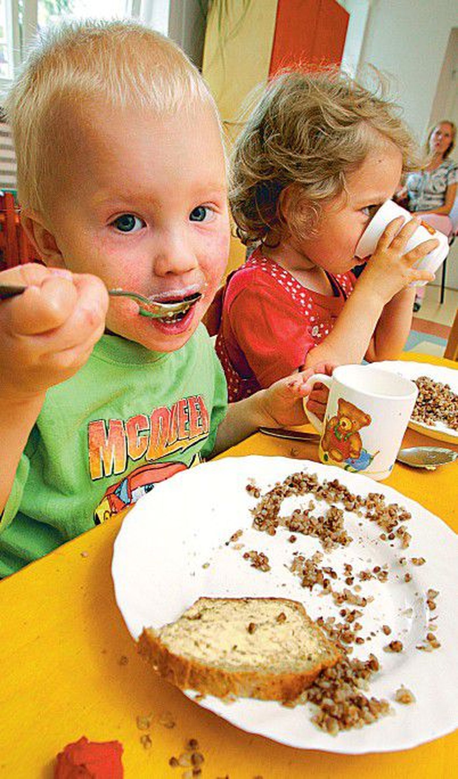 Tallinna Sipsiku lasteaias sõid eile kolmeaastased Sebastian Richard
Jürna ja Nora Nettan isuga tatraputru.