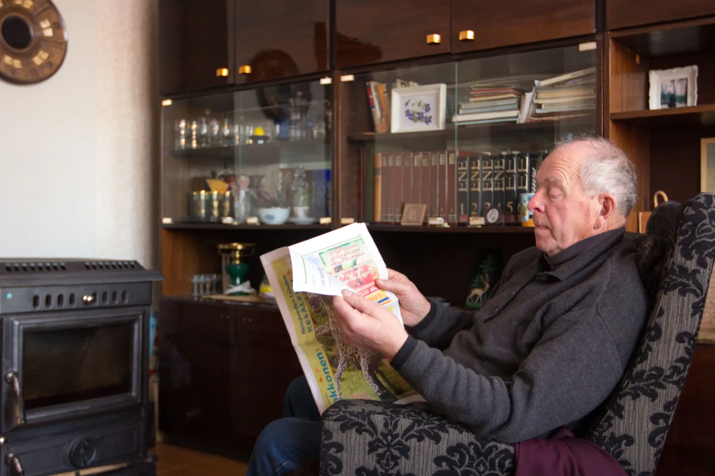 Eduard Põdrale meeldib talvel vaba aega veeta televiisorit vaadates ja ajalehti lugedes. Viimast on eriti mõnus teha siis, kui kaminas tuli ja toas soe.