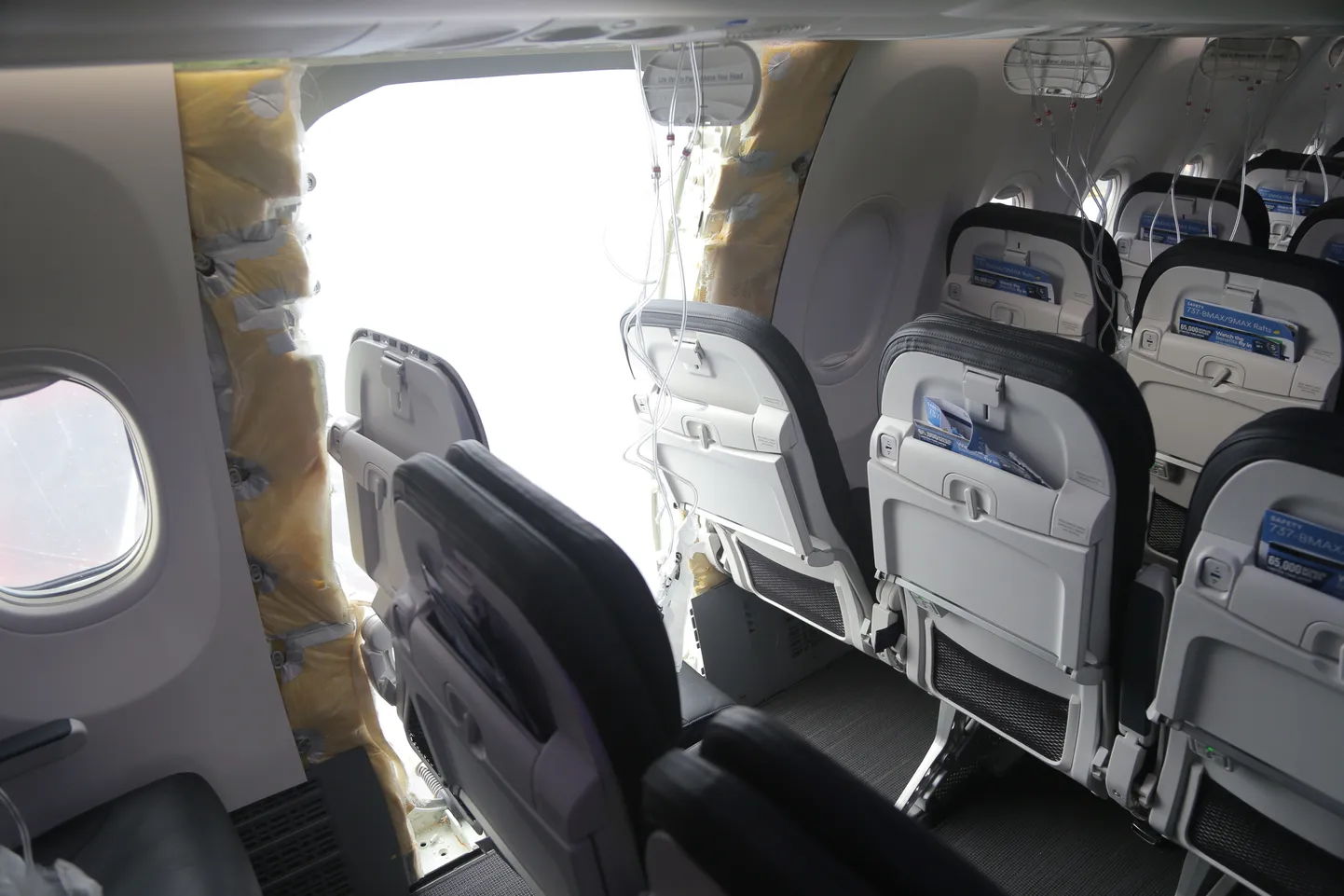 Lennuk kaotas deaktiveeritud varuväljapääsu ukse. Kõnealust varuväljapääsu Boeing 737-9 MAX tagumises osas ei pruugi lennukompaniid kasutada, kui lennukisse ei ole paigutatud maksimaalne võimalik arv reisijate istekohti. Alaska Airlines opereeris lennukit kolmeklassilisena.