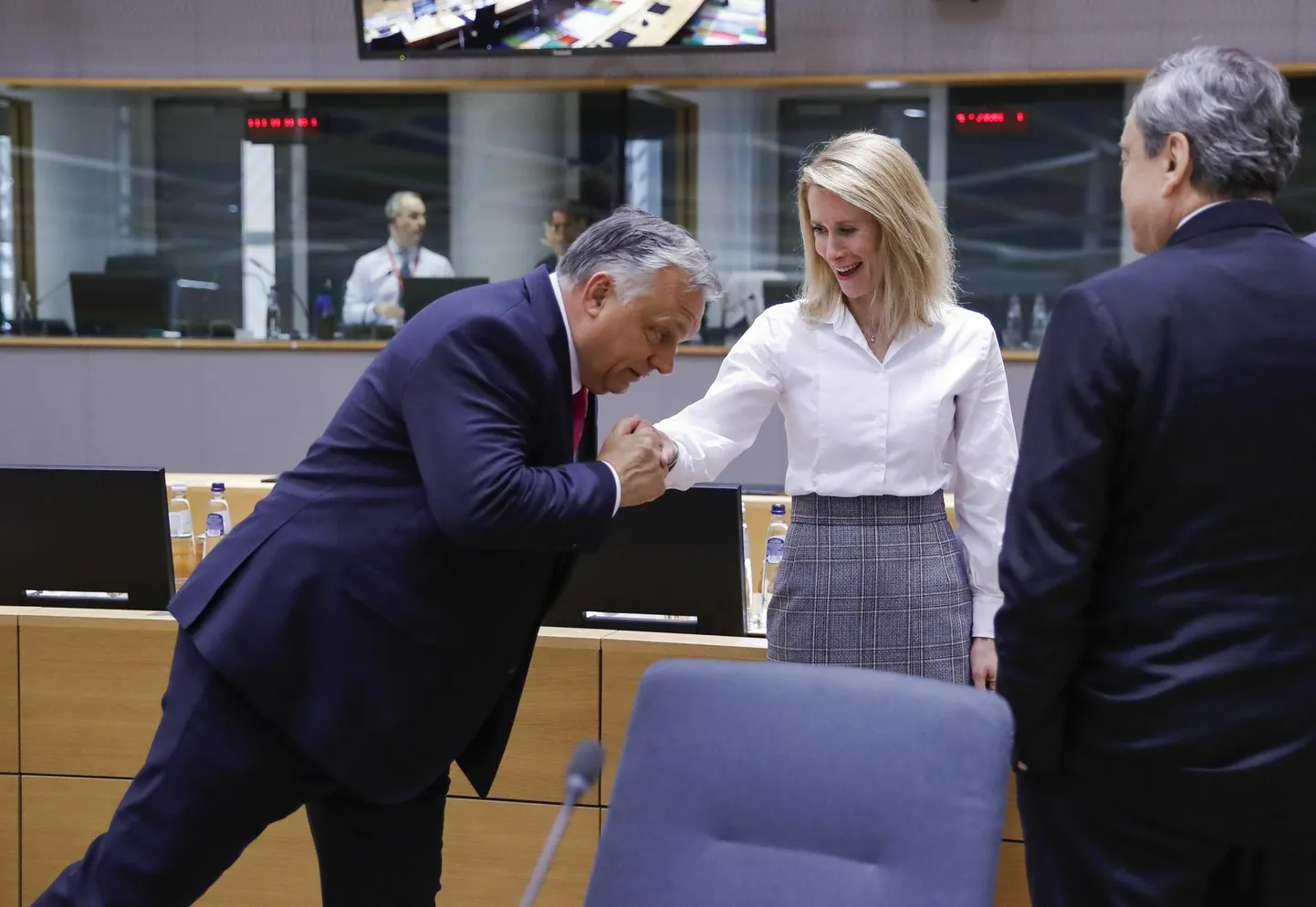 Ungari peaminister Viktor Orbán kostitamas Kaja Kallast oma tavapärase naiste tervitamise žesti ehk käesuudlusega.