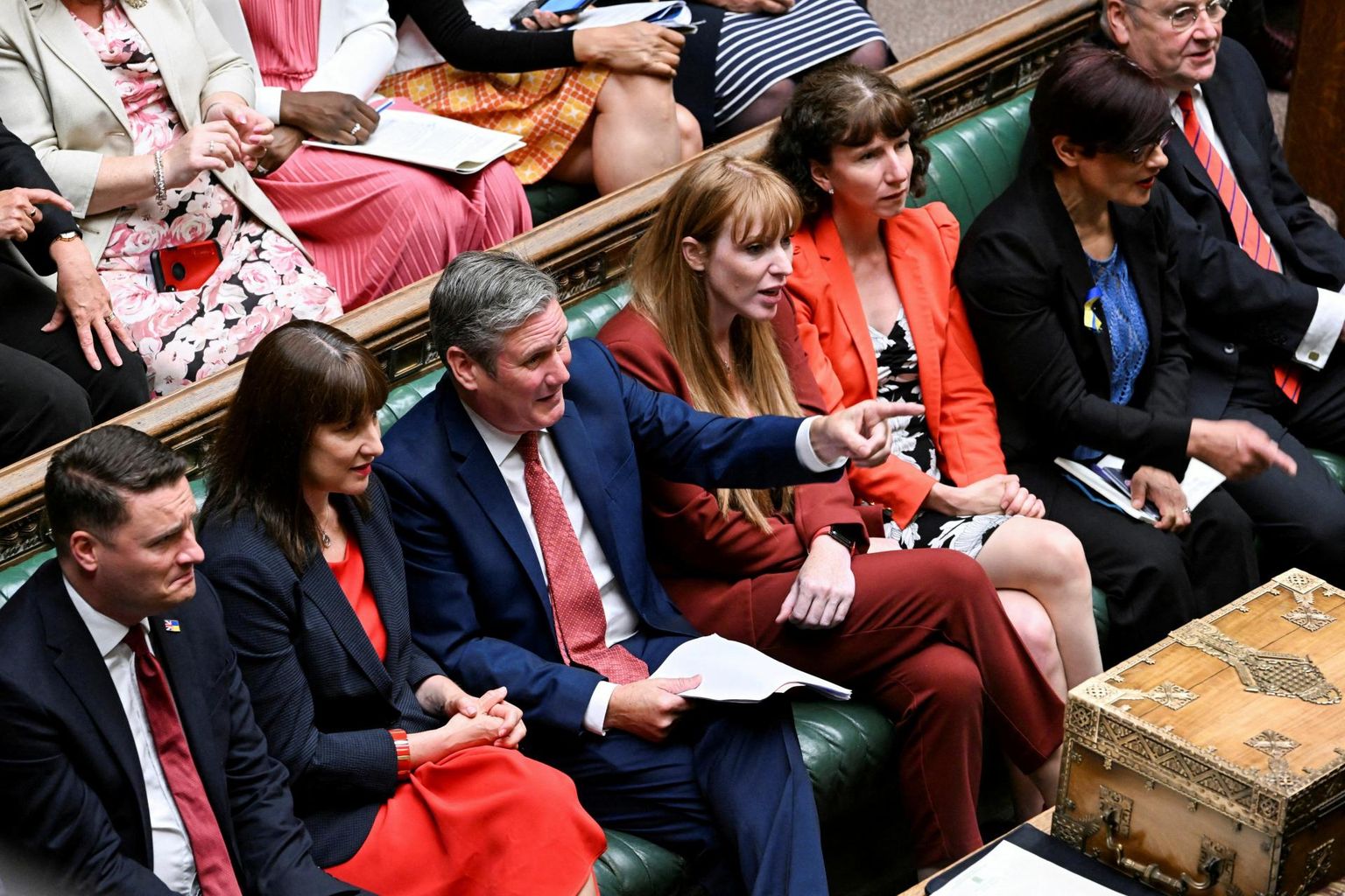 Briti parlamendis opositsioonis olevad leiboristide liidrid istungisaalis: keskel erakonna esimees Keir Starmer, tema paremal käel aseesimees Angela Rayner.