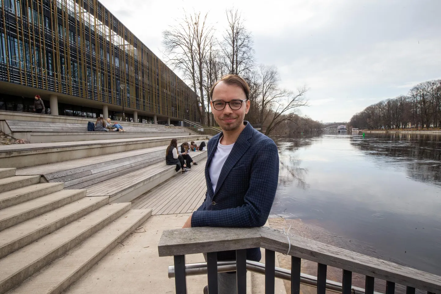 Tõnis Arjus Delta treppidel. Ta peab selle maja sündi edulooks. Selle juures on näha, kuidas avalik ruum ja hoone sulanduvad üheks.