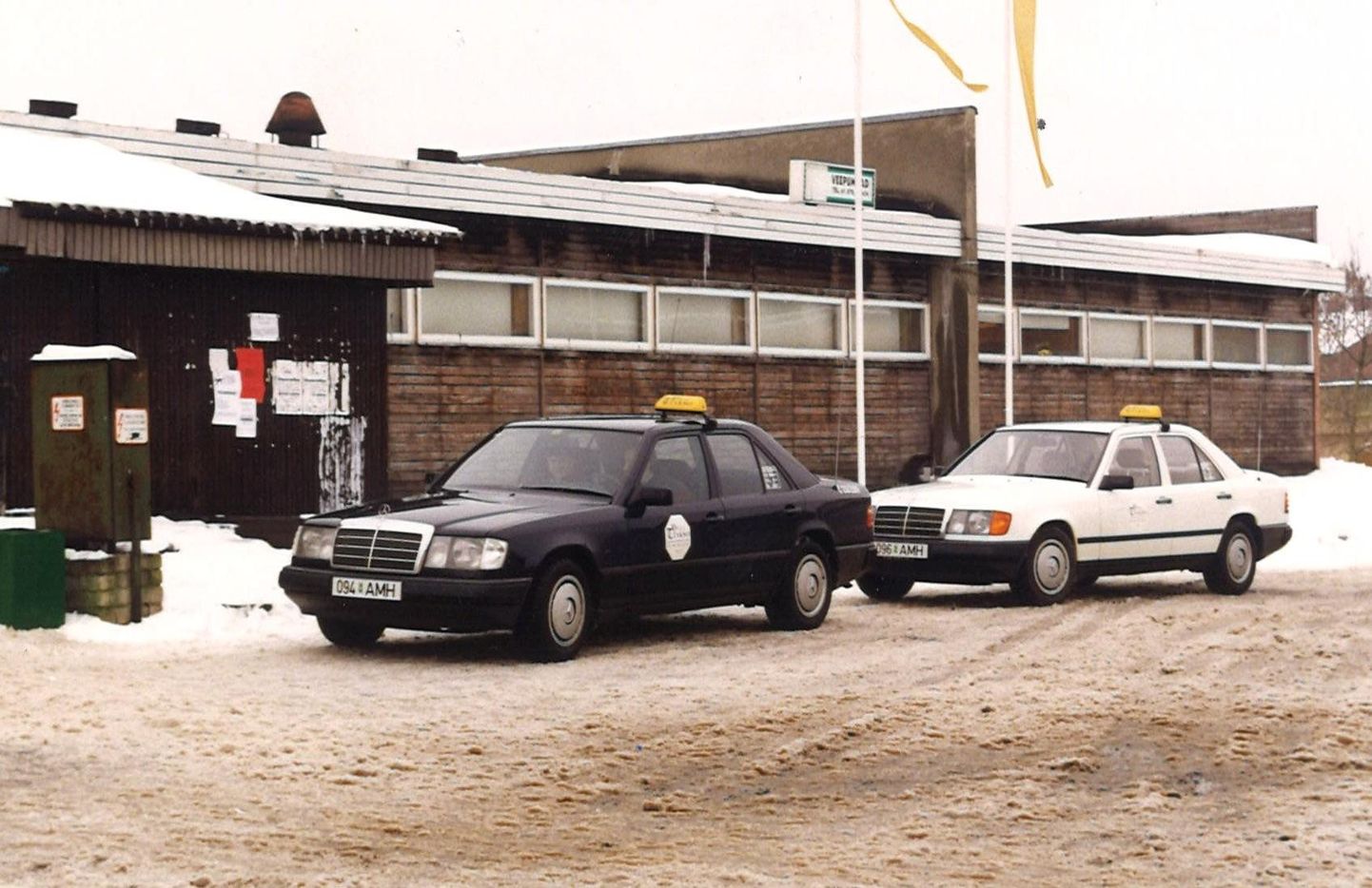 Rakvere taksod. Foto on tehtud 1997. aastal ja need autod pole antud looga seotud.