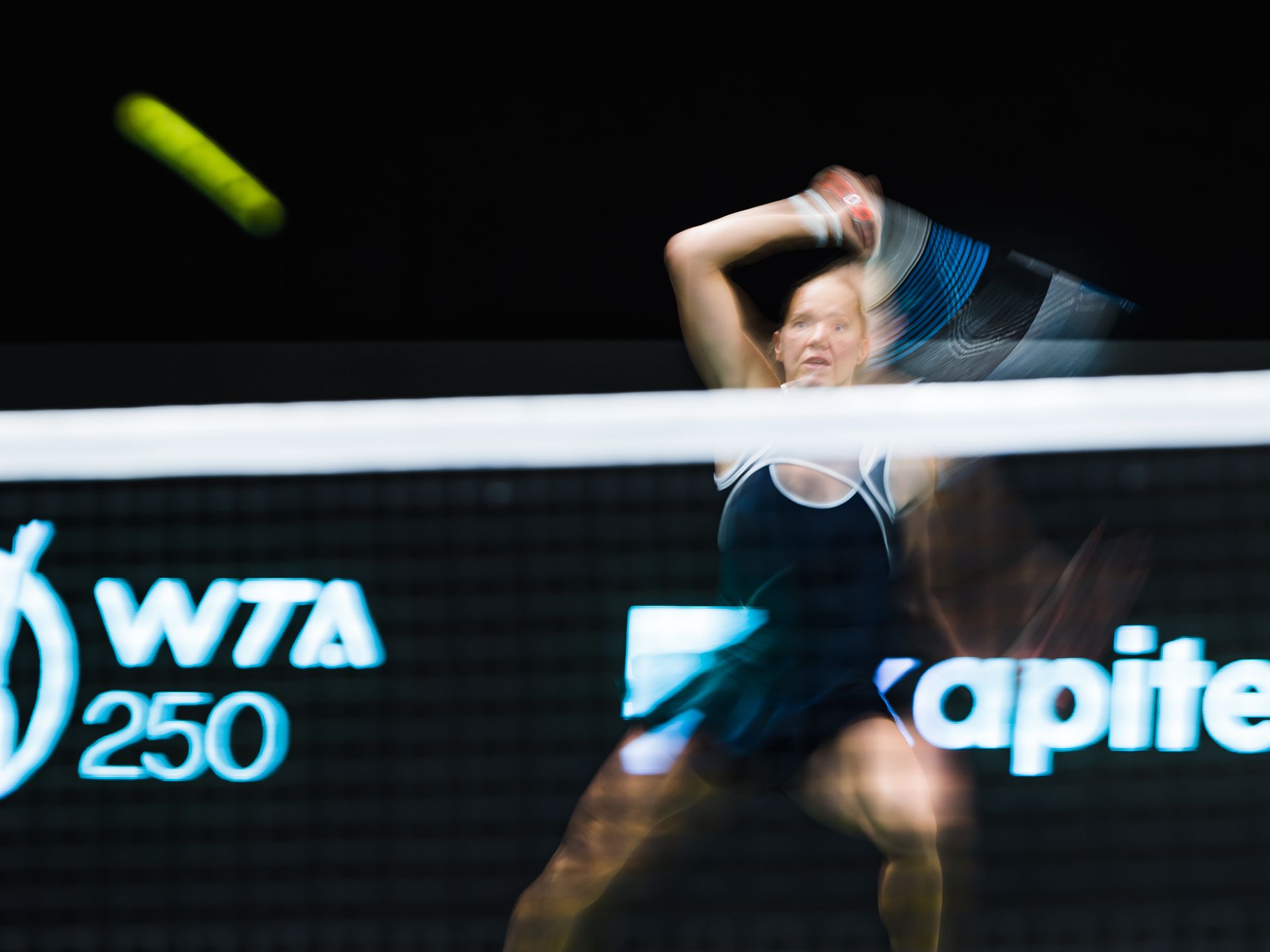 Sinimustvalgega võidule. Kaia Kanepi võitis koduse WTA turniiri esimeses voorus lõunanaabrit Ostapenkot reketiga, mis pika säriga pildistades kangastus Eesti lipuks.