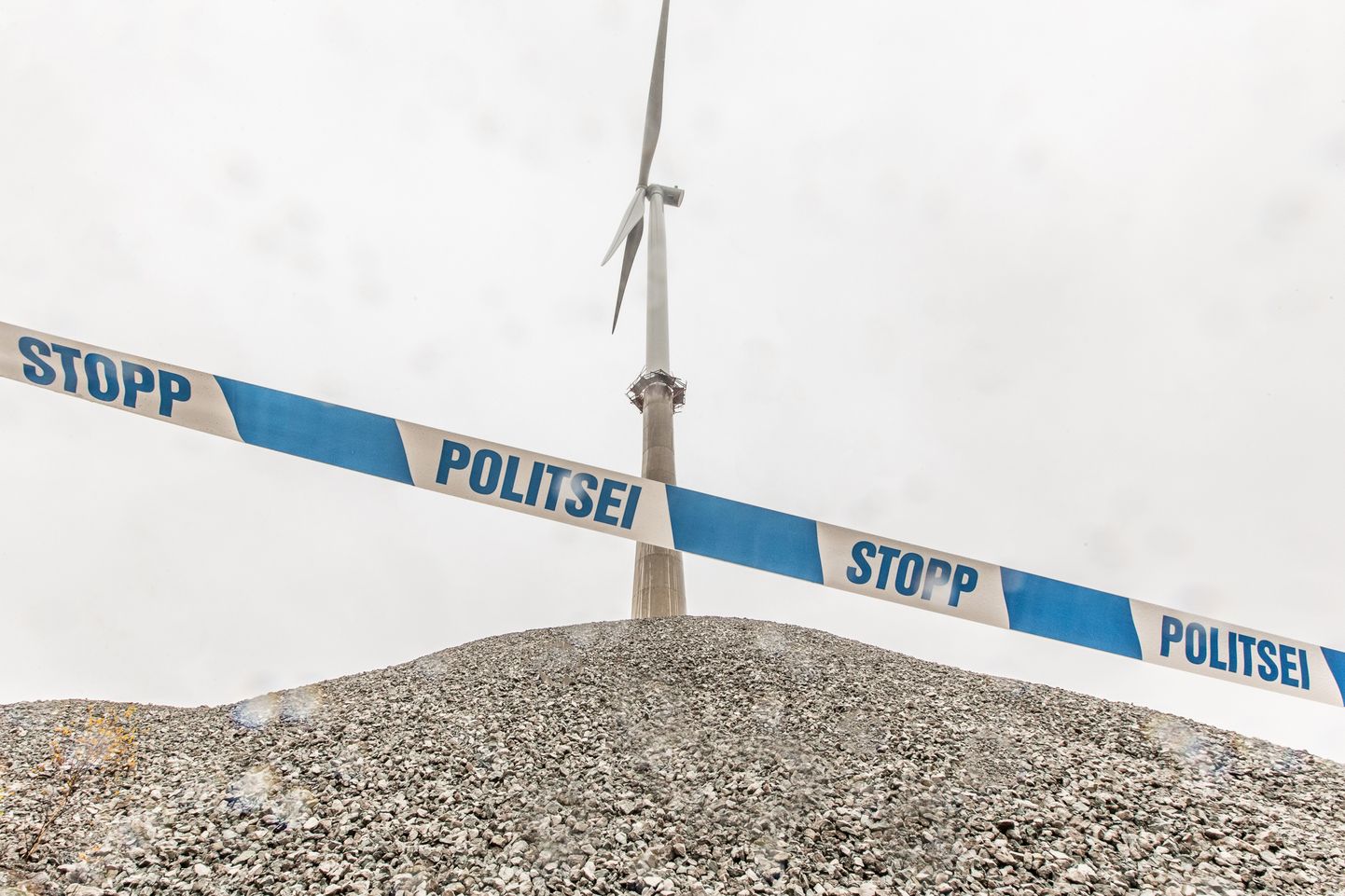 Два недостроенных ветряка по-прежнему ограждены полицейскими ограничительными лентами и работы там остановлены.