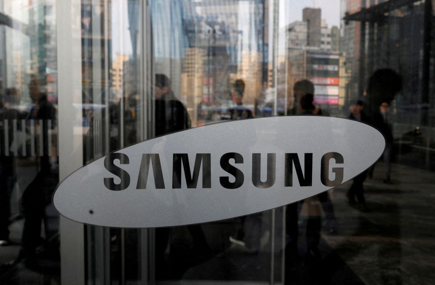 FILE PHOTO: The logo of Samsung Electronics is seen at its office building in Seoul, South Korea, March 23, 2018.   REUTERS/Kim Hong-Ji/File Photo
