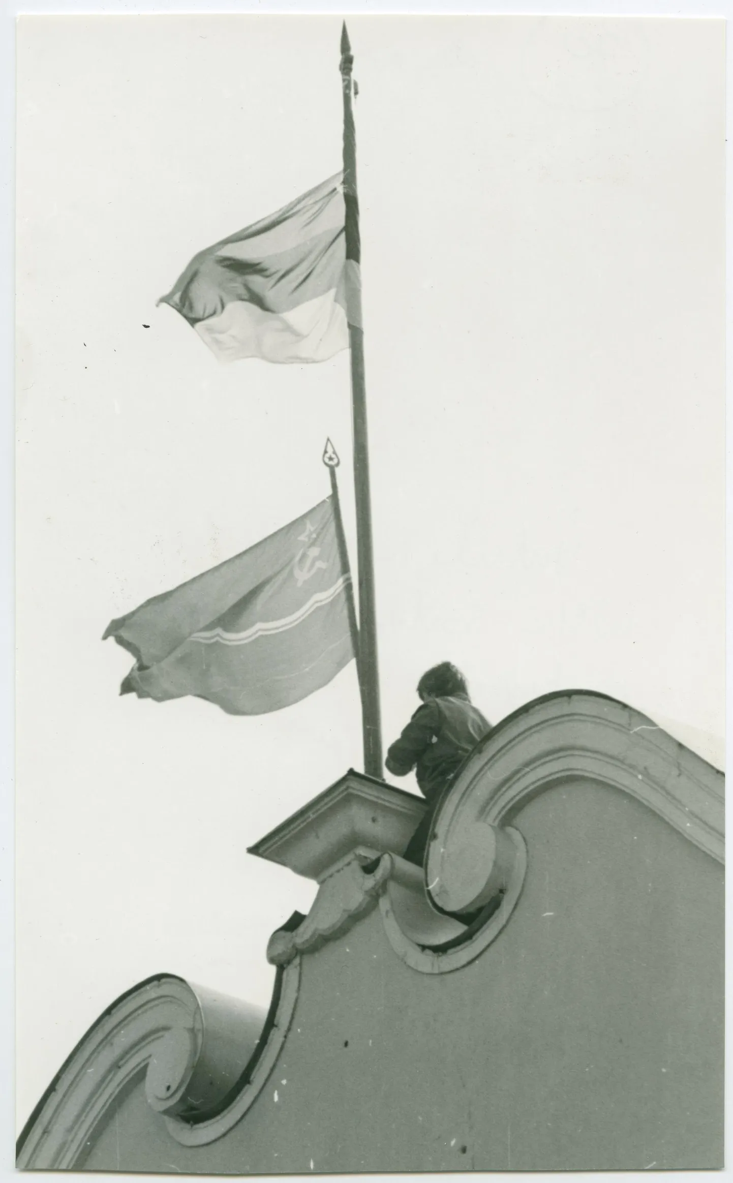 Üks uljas iseseisvuse vastane ronis lossi katusele, et rebida maha me rahvuslipp.  