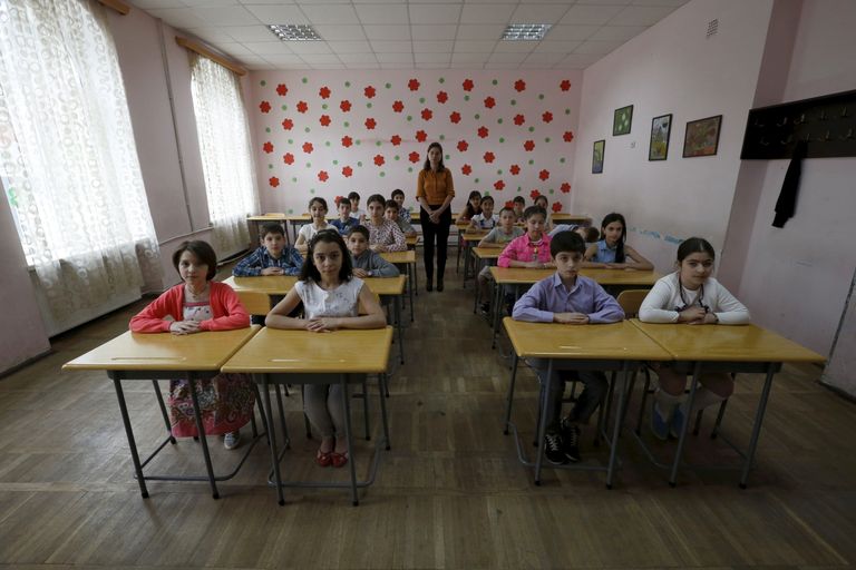 Õpetaja Ekaterine Tsipuria viienda kassi õpilastega Gruusia üldhariduskoolis Tbilises.
Foto: REUTERS/David Mdzinarishvili 