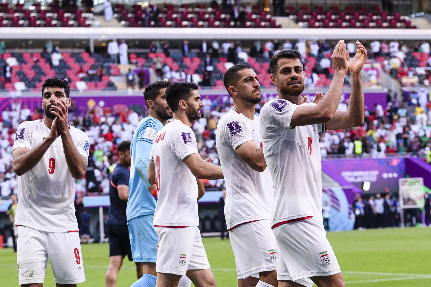 Iraani jalgpallurid rõõmustavad pärast 2:0 võitu Walesi üle.