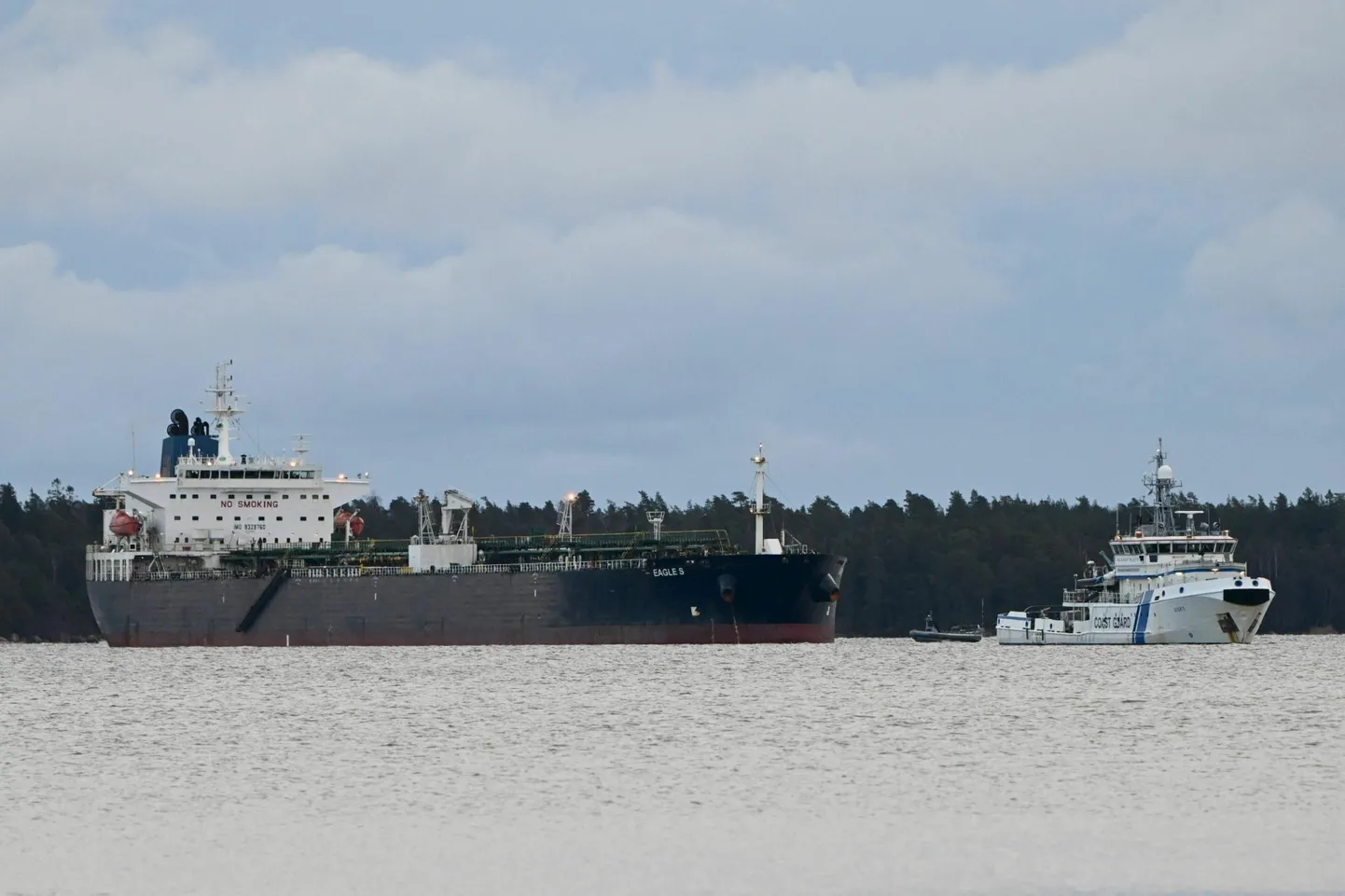 Cooki saarte lipu all seilav tanker Eagle S, mida kahtlustatakse side- ja elektrikaablite lõhkumises Soome lahes, seisab Porvoos Kilpilahti sadamas Soome piirivalvelaeva valve all.