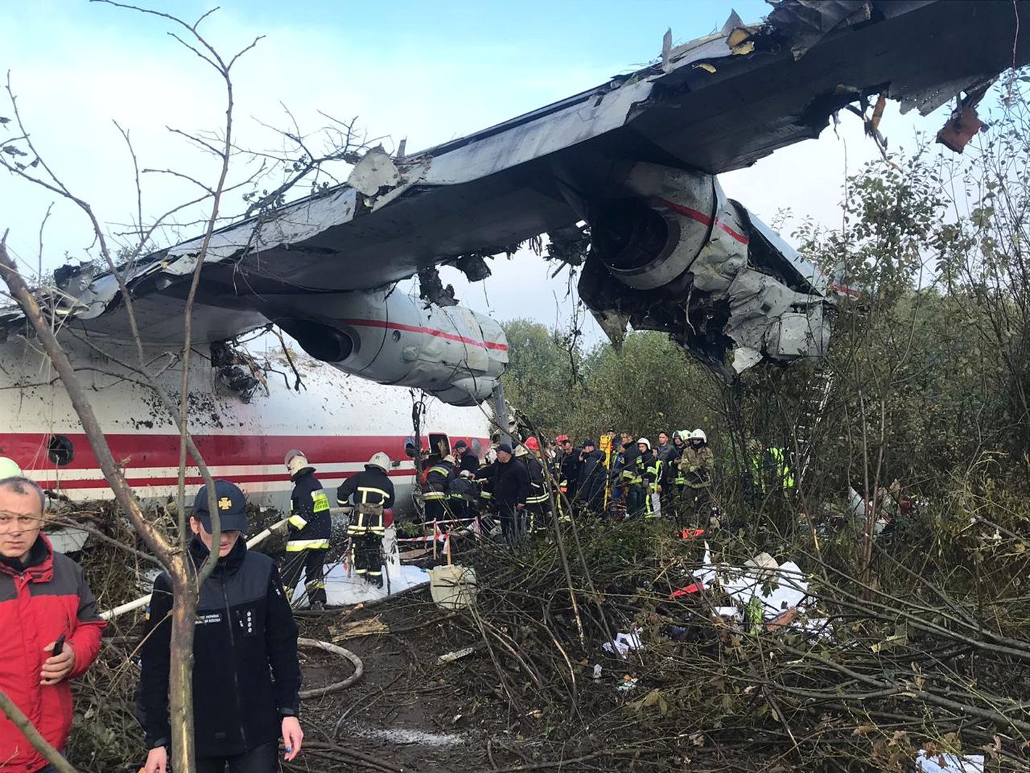 Päästjad töötamas kaubalennuki juures, mis reedel Ukrainas Lvivis alla kukkus.