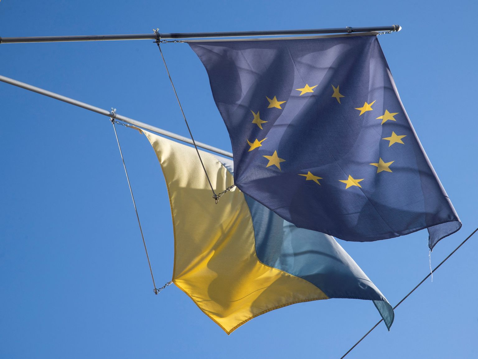 ELi lipp lehvib Ukraina riigilipu kõrval.
