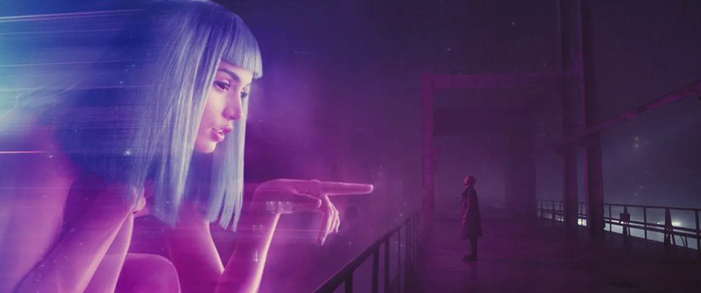 Hologramm (Ana de Armas) peibutamas filmi peategelast ohvitser K-d, keda kehastab Ryan Gosling. Osa tuleviku Los Angelesest filmiti hoopis Ungaris.