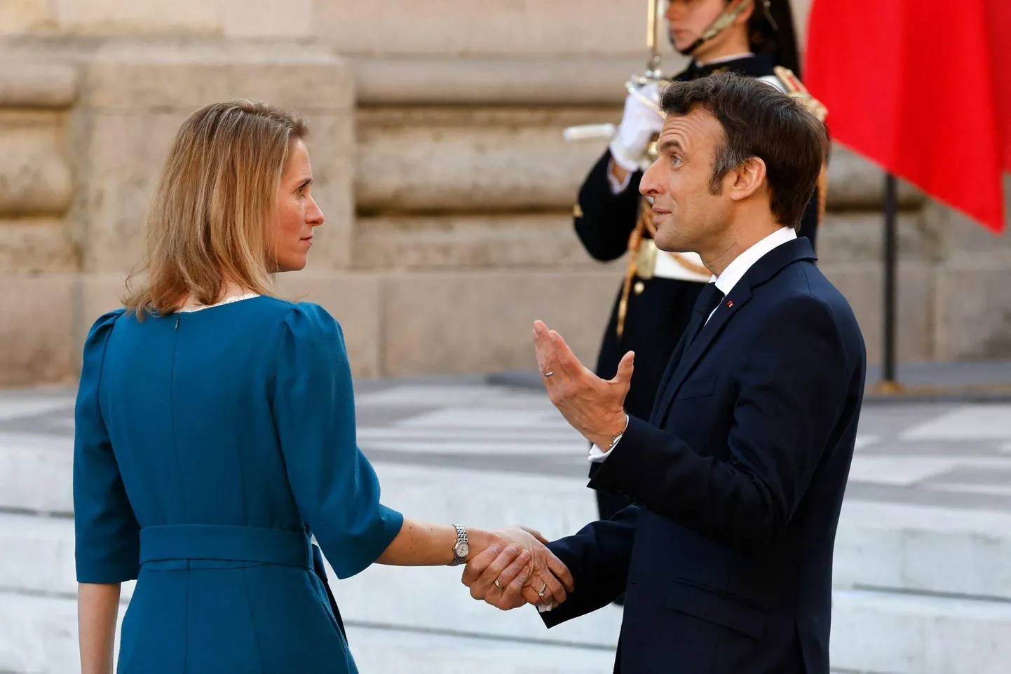 Kaja Kallase kohtumisel Emmanuel Macroniga arutati võimalusi kriisi lahendamiseks. Seni pole leidnud kinnitust sõltumatute allikate väited, et Kallas võis Macroni käest lutikad saada.