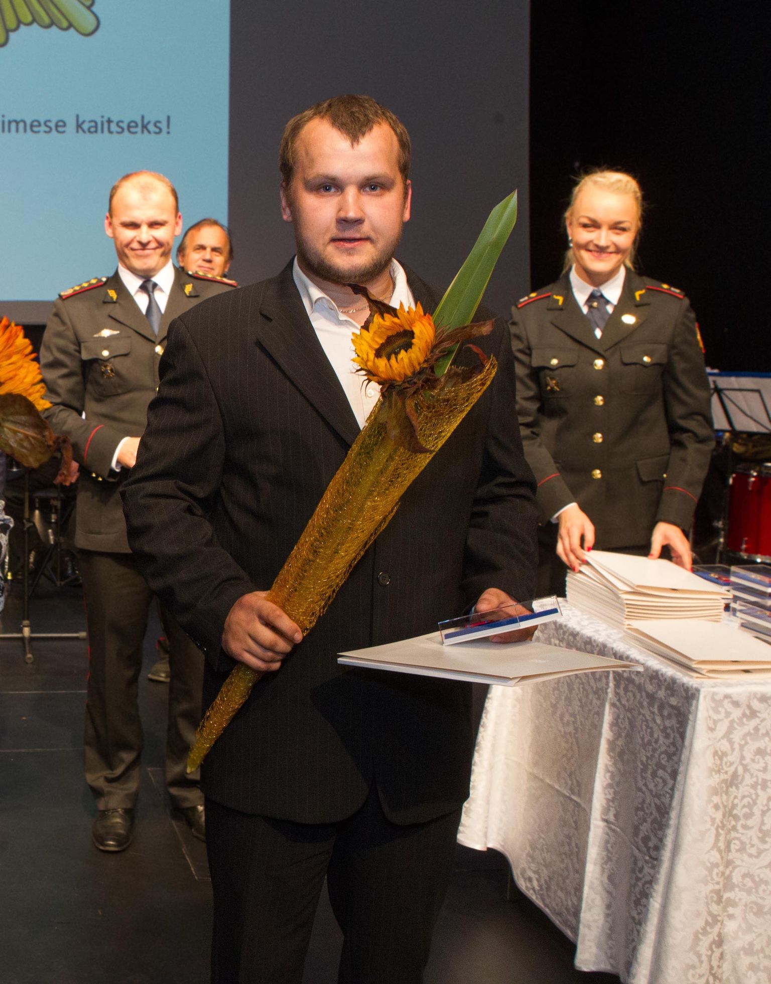 16. septembril 2016 said nii Rene Järlov (pildil) kui ka tema ema Ülle Järlov Tallinna Kumu auditooriumis kätte Elupäästja III klassi medali, kuna päästsid põlevast majast mehe ja pakkusid talle peavarju.