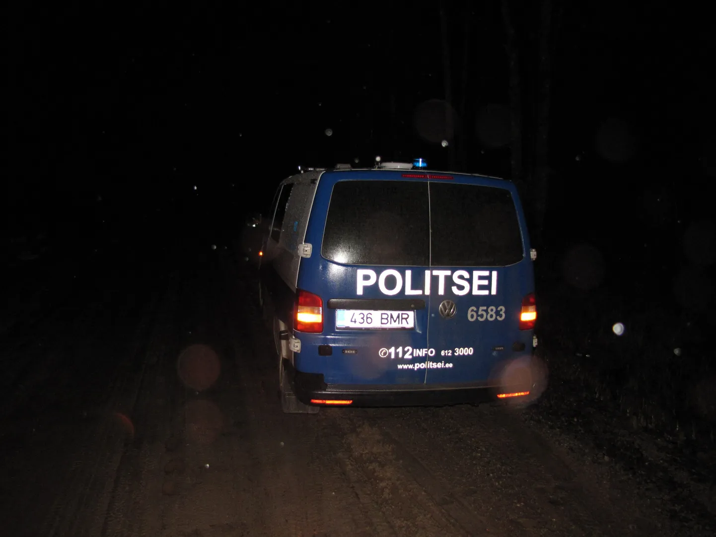 Politseibuss ees ning ajakirjanik teise autoga järel, nii sõideti Mulgimaale metsas olnud vargust uurima.