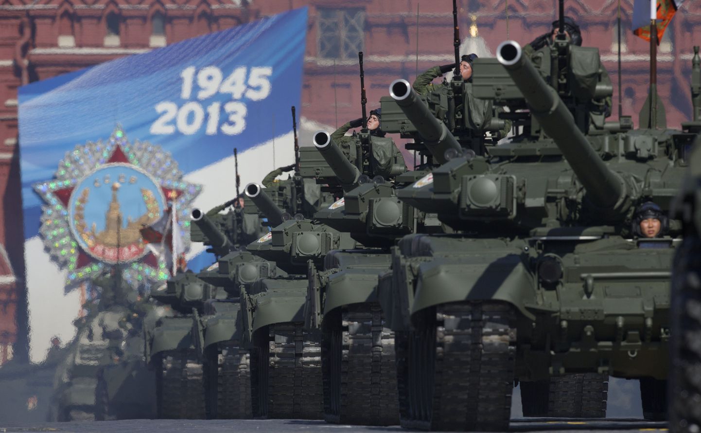 Российские танки на красной площади.