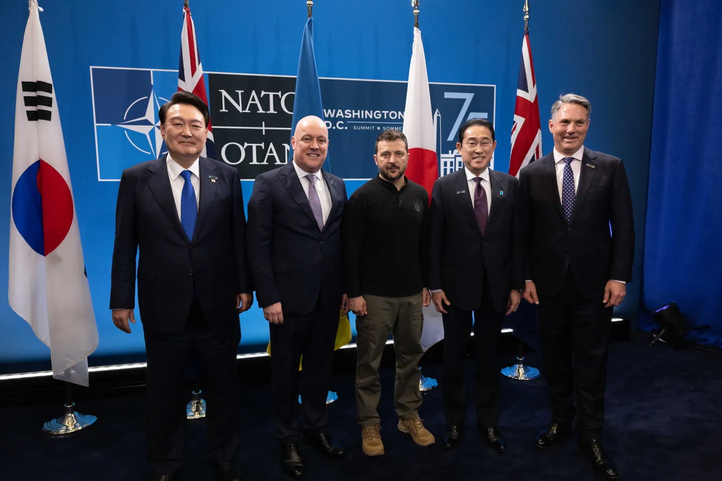 Президент Южной Кореи Юн Сок Ёль (слева) с другими лидерами IP4 и президентом Украины Владимиром Зеленским (в центре) на саммите Организации Североатлантического договора (НАТО) в Вашингтоне, округ Колумбия, США, 11 июля 2024 года.