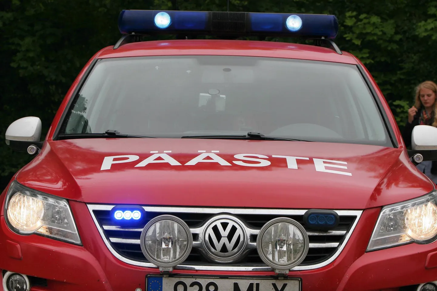 Sõidusuuna sulgenud puu tõttu põrkasid Saarde vallas kokku kaks sõiduautot.