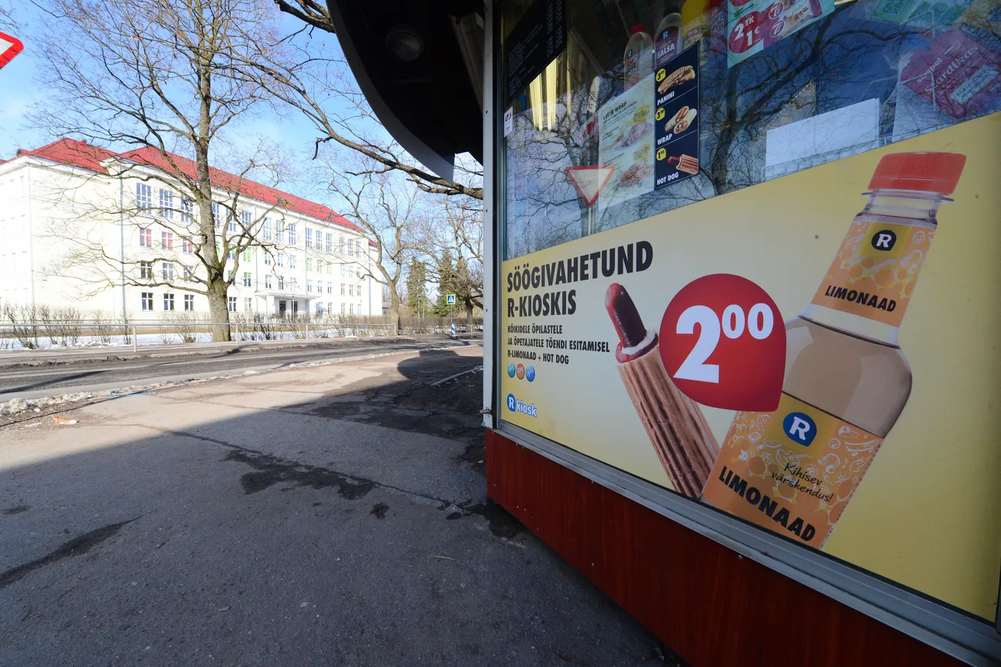 Forseliuse koolist üle tee asuv R-kiosk, mille seinal laiub reklaam «Söögivahetund R-kioskis», pakub kõigile õpilastele ja õpetajatele tõendi esitamisel limonaadi ja hot dog’i kahe euroga.