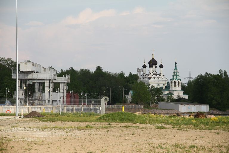 Церковь барона Штиглица в Ивангороде и плотина электростанции на пограничной реке. Вид из Нарвы.