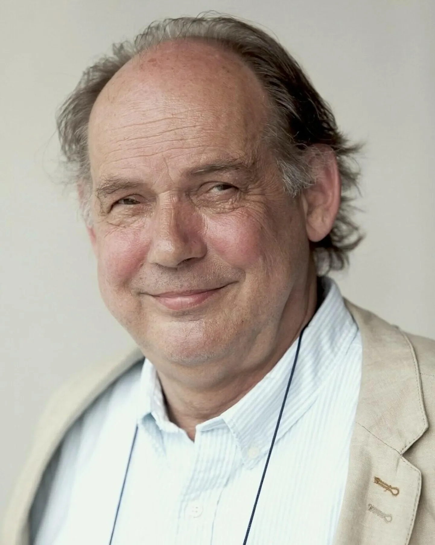 «Alati kui mu tööprotsess kulgeb hästi, märkan ma, et tean midagi, mille kohta mul polnud seni aimugi, et ma seda üldse tean,» räägib Klaus Modick.