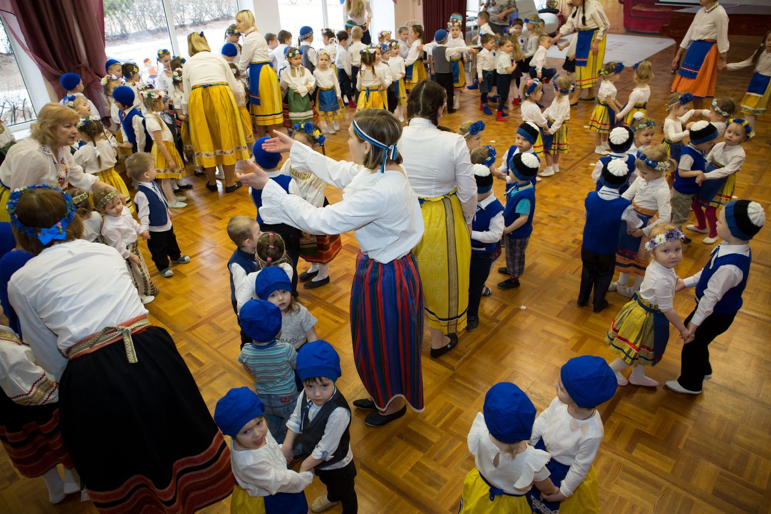 Kõik 260 last Tallinna Liikuri lasteaia saali korraga tantsima-laulma ei mahu – seepärast anti lausa kaks eraldi tantsijate-lauljatega kontserti.