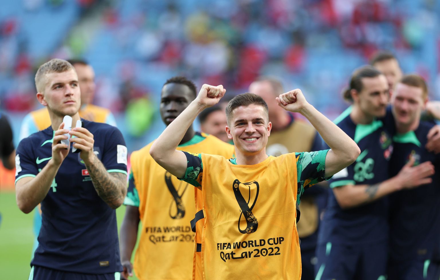 Austraalia jalgpallikoondise poolkaitsja Cameron Devlin (ees, keskel) oli 26. novembril 2022 õnnelik, kui ta meeskond alistas Kataris jalgpalli MMil Tuneesia 1:0