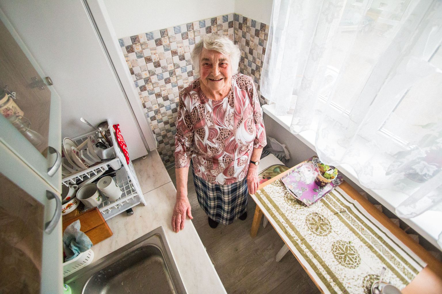 1964. aastast Pärnus Jannseni tänava hruštšovkas elav Maimu Jugala ütleb, et kitsukesest köögist ja koridorist hoolimata on ta korteriga rahul, pealegi on kõik vajalik käe-jala juures.