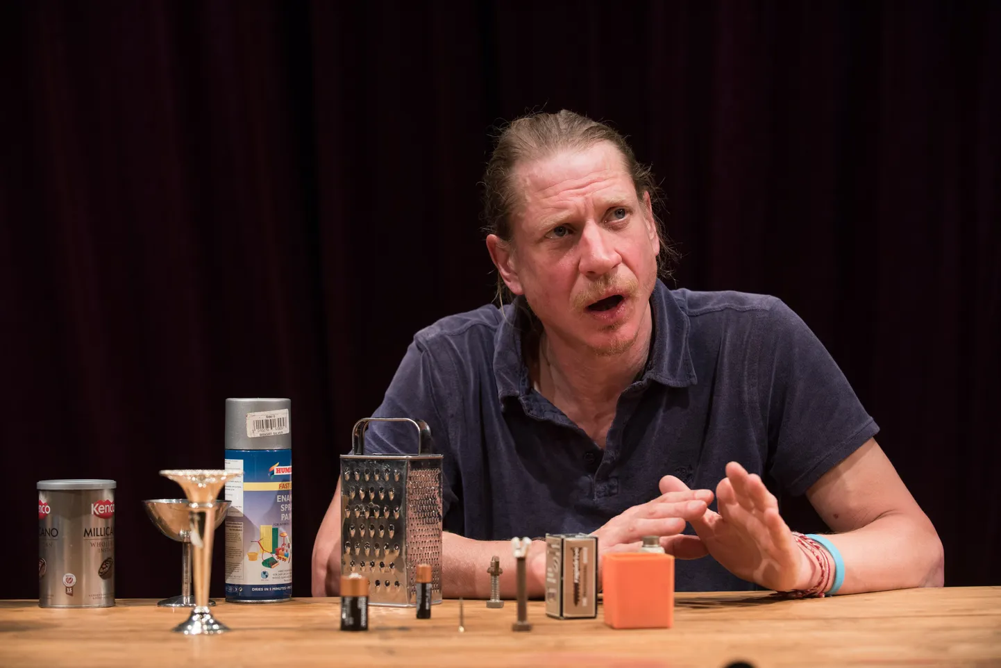 Teatritrupi Forced Entertainmenti liikmed kannavad ühe kaupa ette 36 Shakespeare’i näidendit.