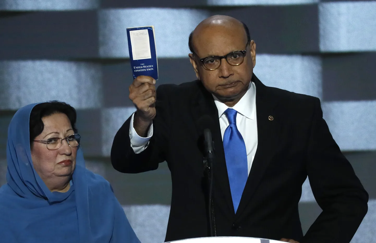 Khizr Khan pakkumas Donald Trumpile lugemiseks Ameerika Ühendriikide põhiseadust.