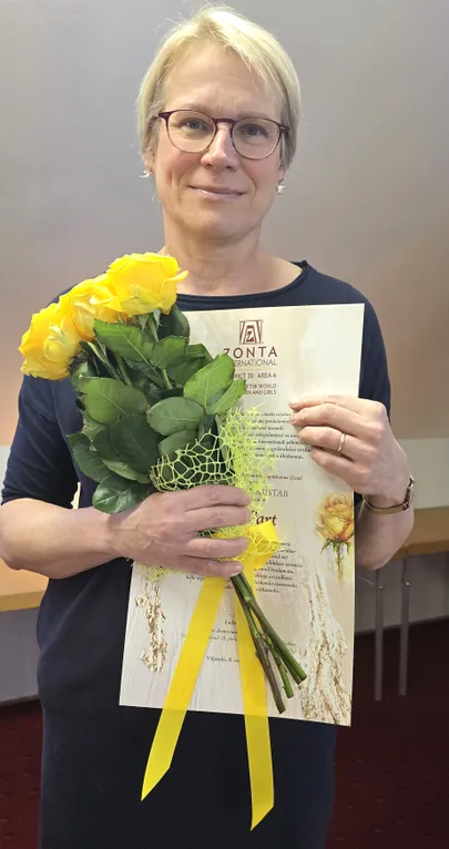Kai Part ja kollased roosid, mis Zonta üks sümboleid.