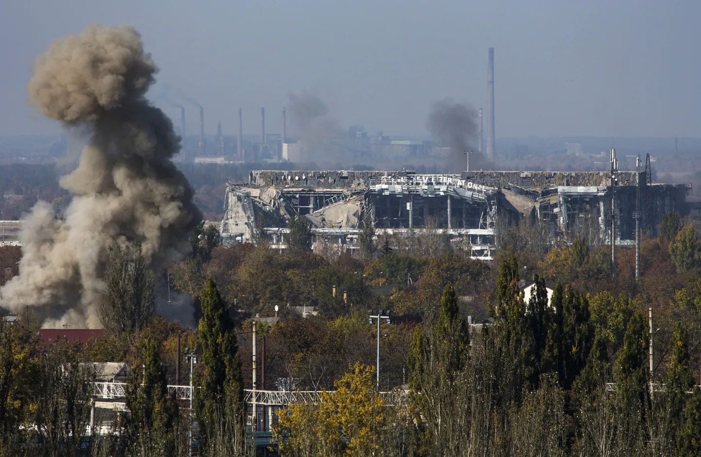 Donetskis asuva Sergei Prokofjevi nimelise rahvusvahelise lennuvälja lähistelt kerkis 12. oktoobril suitsusammas.