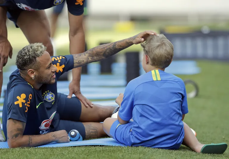 Brasiilia esistaar Neymar treeningul Sotšis poeg Davi Luccaga mõnusalt aega veetmas.